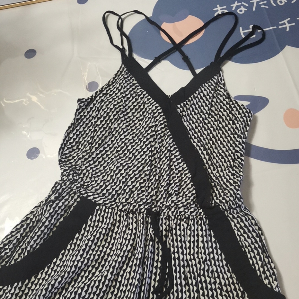 Black & white romper with pockets, size small